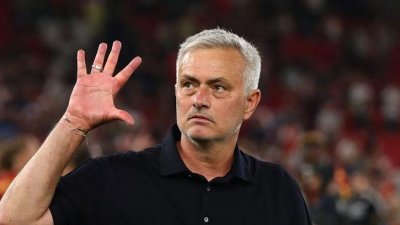 ইউরোপের পাঁচটি বড় ট্রফি জিতেছেন মরিনহো