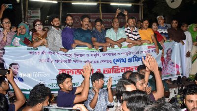 বাজেটকে স্বাগত জানিয়ে বগুড়ায় আনন্দ মিছিল করেছেন আওয়ামী লীগ ও সহযোগী সংগঠনের নেতাকর্মীরা