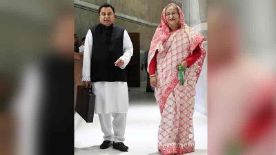 প্রধানমন্ত্রীর সঙ্গে বাজেট ব্রিফকেস হাতে অর্থমন্ত্রী। ফাইল ছবি
