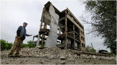 বুধবার লুহানস্ক অঞ্চলে একটি পোল্ট্রি ফার্মের একটি ভবন ধ্বংস হয়ে গেছে রুশ হামলায়। ছবি: রয়টার্স