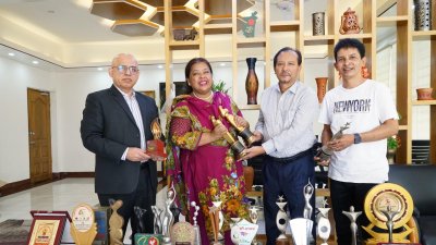 হস্তান্তর অনুষ্ঠানে নারগিস আক্তার ও আর্কাইভ কর্তারা