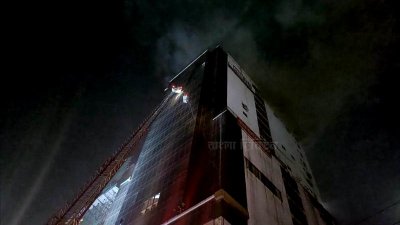 ফায়ার সার্ভিসের ১৩টি ইউনিট প্রায় আড়াই ঘণ্টার চেষ্টায় আগুন নিয়ন্ত্রণে আনতে সক্ষম হয়