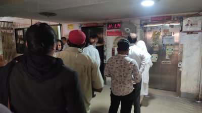 সকাল হলেই ভবনগুলোতে ওঠা নিয়ে চলে এক ধরনের প্রতিযোগিতা