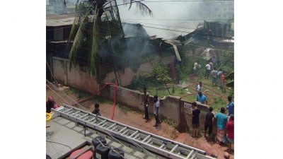 রাজধানীর মিরপুর ১২ নম্বরে একটি ফ্যাক্টরিতে আগুন
