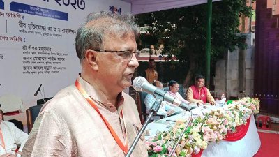 টাউন হল মাঠের অনুষ্ঠানে বক্তব্য দেন কে এম খালিদ
