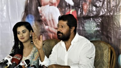 কথা বলছিলেন মাহফুজ আহমেদ, পাশে বুবলী