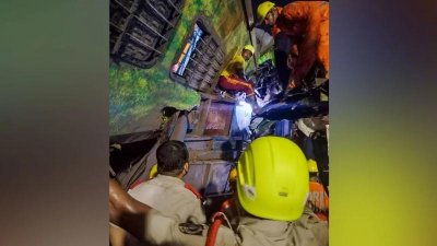 ওড়িশায় ভয়াবহ ট্রেন দুর্ঘটনার পর অভিযান চালাচ্ছেন উদ্ধারকর্মীরা। ছবি: সংগৃহীত