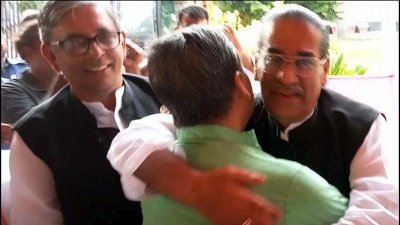 আবুল খায়ের আব্দুল্লাহকে বুকে টেনে নিলেন আবুল হাসানাত আব্দুল্লাহ, দৃশ্য দেখে হাসছেন বাহাউদ্দিন নাছিম
