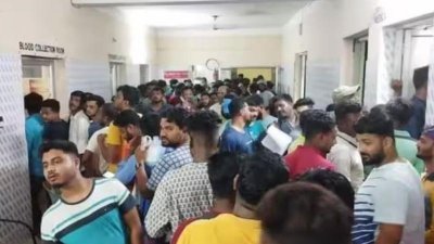 বালাসোরের একটি হাসপাতালে রক্তদানের জন্য লাইনে দাঁড়িয়ে আছেন নাগরিকরা। ছবি: এএনআই