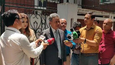 সাংবাদিকদের সঙ্গে কথা বলছেন আমির খসরু মাহমুদ চৌধুরী
