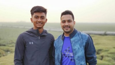দিপুকে ছোট ভাইয়ের মতো করে বড় করেছেন সুদীপ্ত (ডানে)