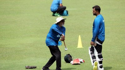 অনুশীলনে তামিমের সঙ্গে হাথুরুসিংহে