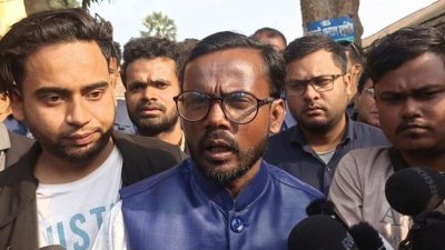 সাংবাদিকদের সঙ্গে কথা বলছেন হিরো আলম। ছবি: সংগৃহীত