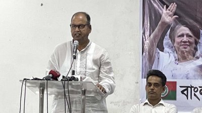 আলোচনা সভায় বক্তব্য রাখছেন শামসুজ্জামান দুদু