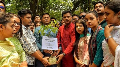 সকাল সাড়ে ১১টায় ঢাকা বিশ্ববিদ্যালয়ের কলাভবনের সামনে বটতলায় বৃক্ষ রোপণের মধ্যে দিয়ে এই গ্রিন উইকের উদ্বোধন ঘোষণা করা হয়