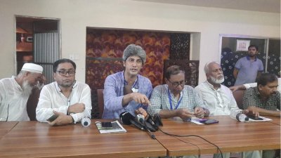 সাংবাদিকদের সঙ্গে কথা বলছেন গণসংহতি আন্দোলনের প্রধান সমন্বয়ক জোনায়েদ সাকি