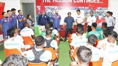 ফুটবলারদের উজ্জীবিত করলেন সালাউদ্দিন