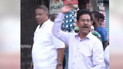 জাতীয় পার্টির মেয়র প্রার্থী সাইফুল ইসলাম স্বপনের পাশে থেকে ‘নৌকা মার্কা আছে, নৌকা’ বলে স্লোগান দেন মহানগরের যুগ্ম আহ্বায়ক সালাউদ্দিন মিন্টু।