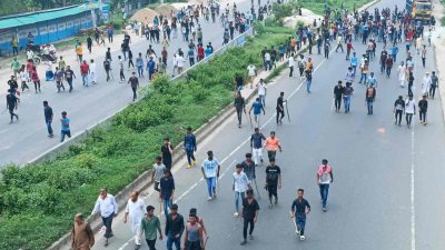 মহাসড়কে আওয়ামী লীগের দুই পক্ষের অবস্থান