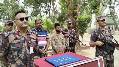 উদ্ধার সোনাসহ আটক দুই ব্যক্তি