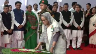 ৬ দফা দিবসে বঙ্গবন্ধুর প্রতিকৃতিতে প্রধানমন্ত্রীর শ্রদ্ধা