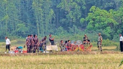 মঙ্গলবার (০৬ জুন) বিকালে কসবা সীমান্তে দুই দেশের শূন্যরেখায় পতাকা বৈঠক অনুষ্ঠিত হয়। ছবি: বাংলা ট্রিবিউন