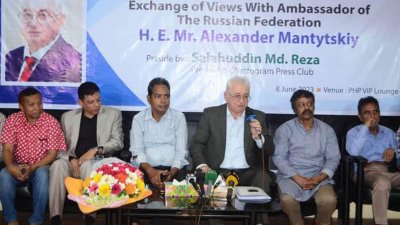 চট্টগ্রাম প্রেসক্লাবে মতবিনিময় অনুষ্ঠানে বক্তব্য দিচ্ছেন বাংলাদেশে নিযুক্ত রাশিয়ার রাষ্ট্রদূত আলেকজান্ডার ভি মান্টিটস্কি