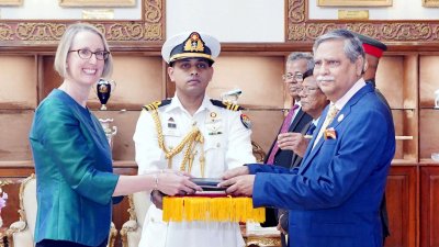 রাষ্ট্রপতি মো. সাহাবুদ্দিনের কাছে পরিচয়পত্র পেশ করেন ব্রিটিশ হাইকমিশনার সারাহ কুক (ছবি: ফোকাস বাংলা)