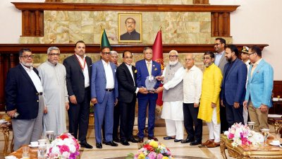টেলিভিশন চ্যানেল মালিক সমিতির (অ্যাটকো) প্রতিনিধিরা রাষ্ট্রপতি মো. সাহাবুদ্দিনের সঙ্গে দেখা করেন (ছবি: ফোকাস বাংলা)