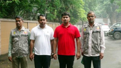 গ্রেফতার আশরাফুজ্জামান ও ফরহাদুল আমীন