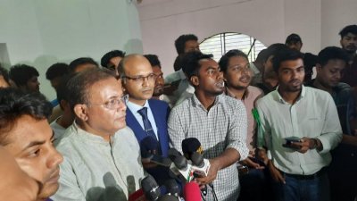 সাংবাদিকদের সঙ্গে কথা বলছেন তথ্য ও সম্প্রচারমন্ত্রী ড. হাছান মাহমুদ