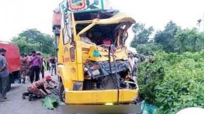 দুর্ঘটনাস্থলে ট্রাক
