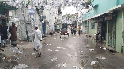 বৃষ্টিতে নষ্ট হচ্ছে গেছে পোস্টার