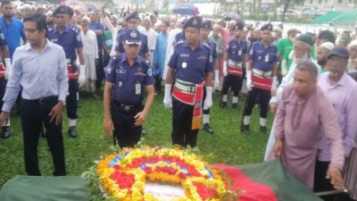 বেগমগঞ্জ সরকারি পাইলট উচ্চ বিদ্যালয় মাঠে জানাজা শেষে সিরাজুল আলম খানকে গার্ড অব অনার দেওয়া হয়।