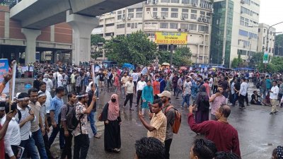 শাহবাগ মোড় অবরোধ করেছেন শিক্ষার্থীরা