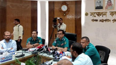 সিটি নির্বাচনে আইনশৃঙ্খলা পরিস্থিতি নিয়ে সংবাদ সম্মেলনে কথা বলছেন পুলিশ কমিশনার সাইফুল ইসলাম