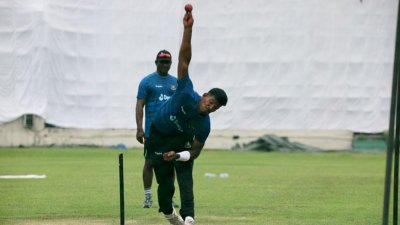 নেটে বল হাতে ঘাম ঝরাচ্ছেন মুশফিক