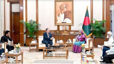 প্রধানমন্ত্রীর সঙ্গে গণভবনে সাক্ষাৎ করে কমনওয়েলথ প্রতিনিধি দল