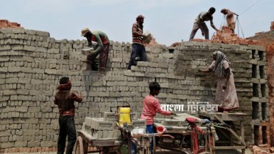 ইটভাটায় কাজ করছে শিশুরা (ফাইল ছবি)