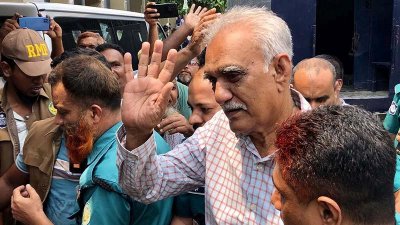 নতুন মামলায় গ্রেফতার দেখিয়ে আবু সাঈদ চাঁদকে আদালতের মাধ্যমে কারাগারে নেওয়া হয়