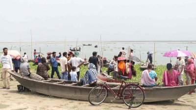 উদ্ধার অভিযান চালাচ্ছে ডুবুরি দল