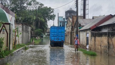 অল্প বৃষ্টিতেই ব্রাহ্মণবাড়িয়া শিল্পনগরীতে হাঁটুপানি জমেছে