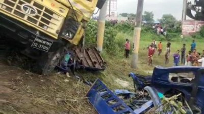 দুর্ঘটনাকবলিত পিকআপ ও কাভার্ডভ্যান