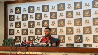 সংবাদ সম্মেলনে কথা বলছেন হাশমতউল্লাহ শহীদী।