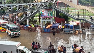 আধাঘণ্টার বৃষ্টিতে বড় জলাবদ্ধতার সৃষ্টি হয়েছে রাজধানীর মিরপুর-১০ এ