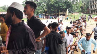 কক্সবাজার পৌর নির্বাচনে ভোট দিতে লাইনে ভোটাররা