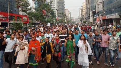 কেন্দ্রীয় কার্যালয়ের সামনে থেকে শোভাযাত্রা শুরু হয়