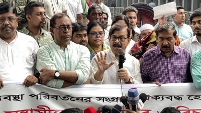 অনুষ্ঠানে বক্তৃতা করছেন মাহমুদুর রহমান মান্না