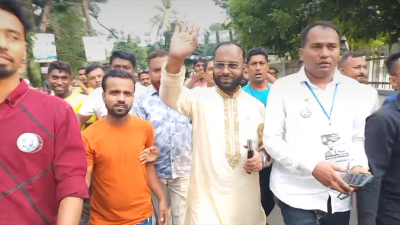বিজয়ী নৌকার প্রার্থী (মাঝে)
