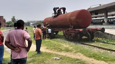 এই ট্যাংকে করে পাচার করা হচ্ছে তেল